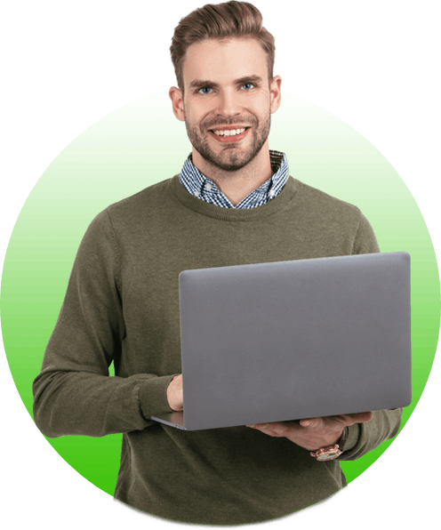 Hombre con laptop sonriendo