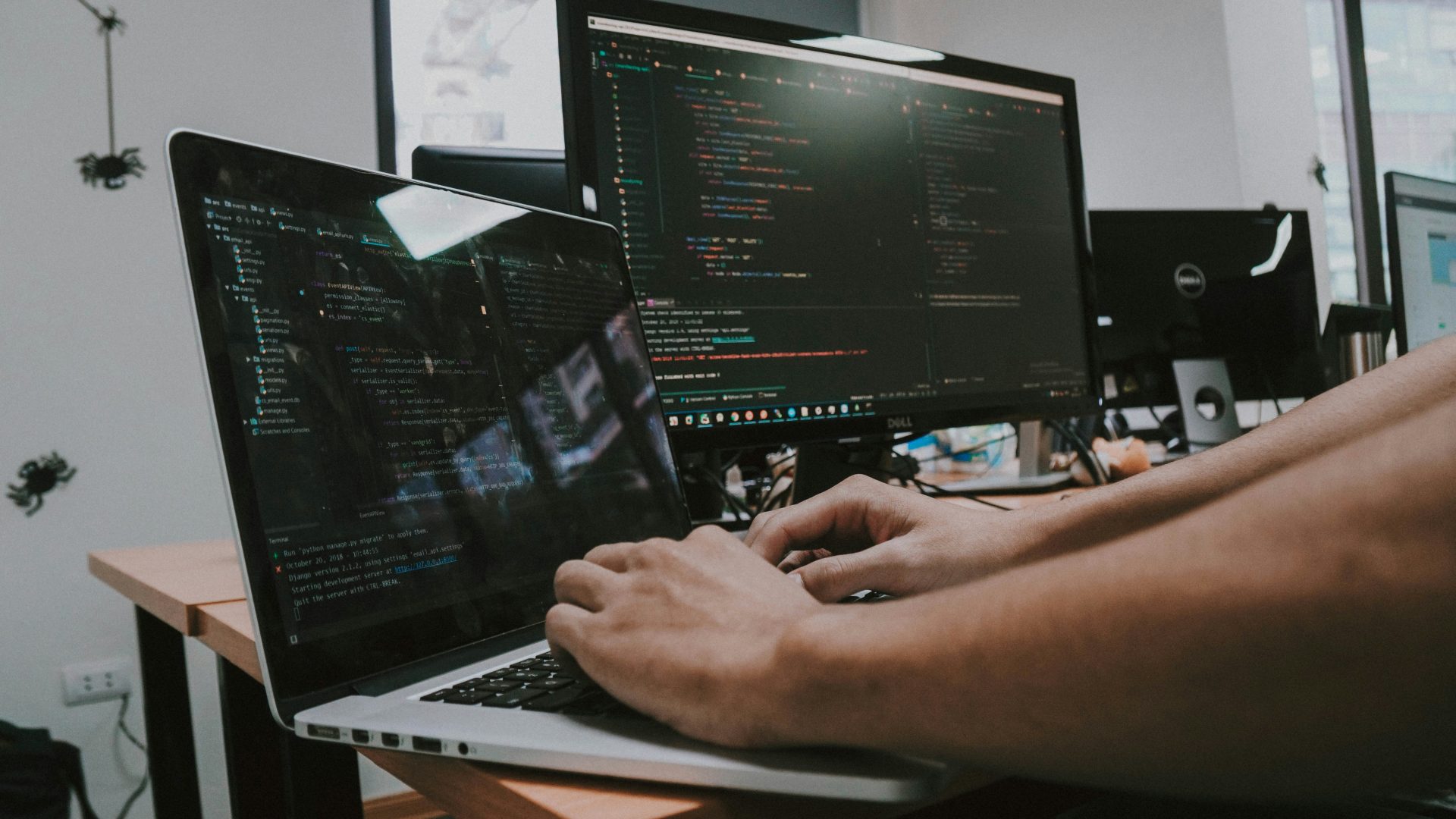 una persona escribiendo en una computadora portátil en un escritorio